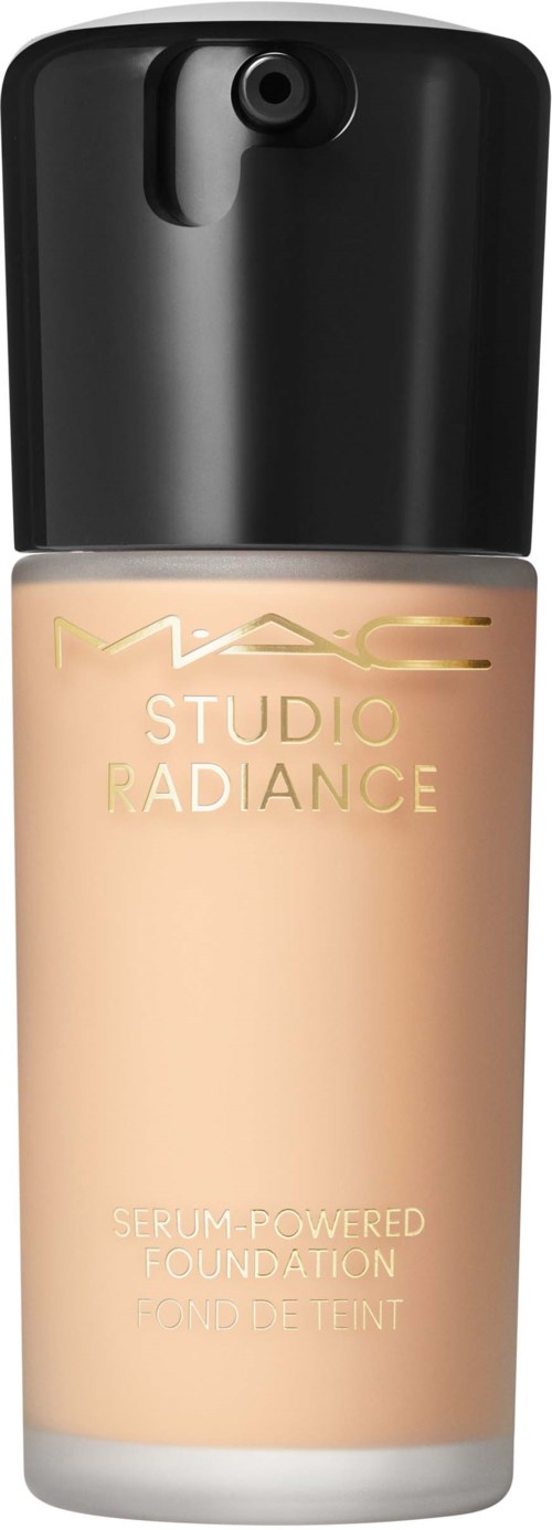 Naken foundationflaske med svart pumpe, merket MAC Studio Radiance Serum Powered Foundation.