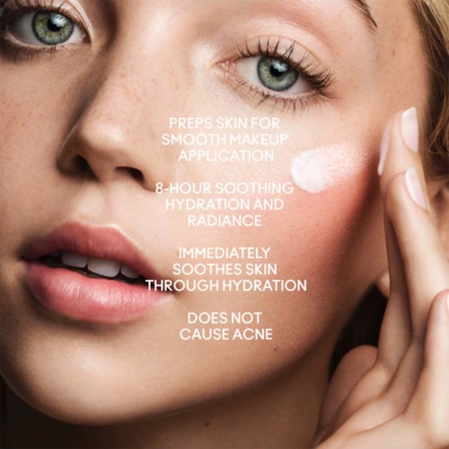 Text, der die Vorteile der Hautpflege für Make-up und Hydratation erklärt, mit einer Frau, die Creme auf ihr Gesicht aufträgt.