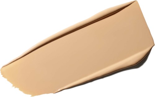 Beige foundationprøve med glatt tekstur og jevn dekning.