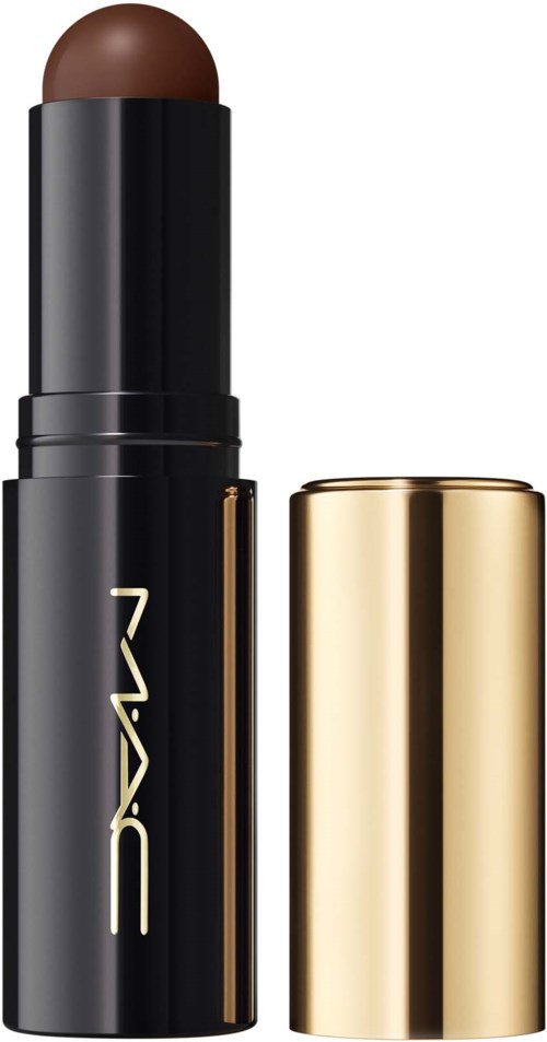 En makeup-stift med brun topp, i en svart og gullrør, med MAC-logoen synlig.