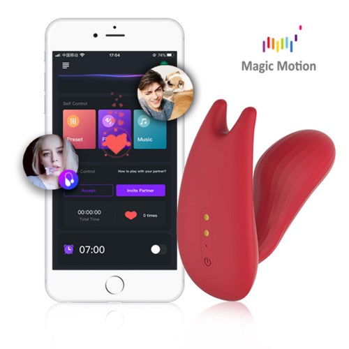 Ein rotes Gerät, verbunden mit einer Smartphone-App, zeigt Funktionen wie Musik und Timer, mit Fotos von Menschen.