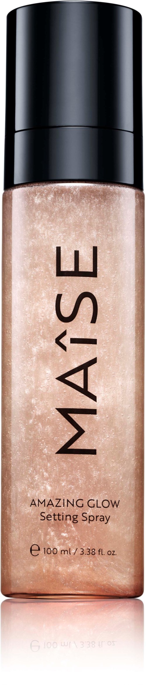 Eine Flasche MÆSE Amazing Glow Setting Spray mit schwarzem Deckel auf schwarzem Hintergrund.