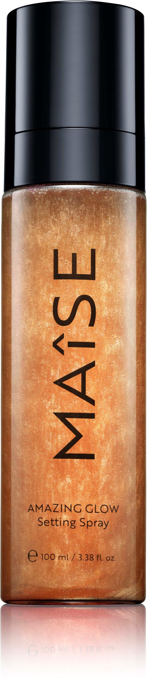 Eine Flasche MÄISE Amazing Glow Setting Spray mit glänzender, goldener Flüssigkeit und schwarzem Deckel.