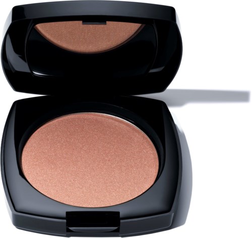 Eine compact mit schimmerndem pfirsichfarbenem Puder und Spiegel. Es ist geöffnet und zeigt das Makeup-Produkt.