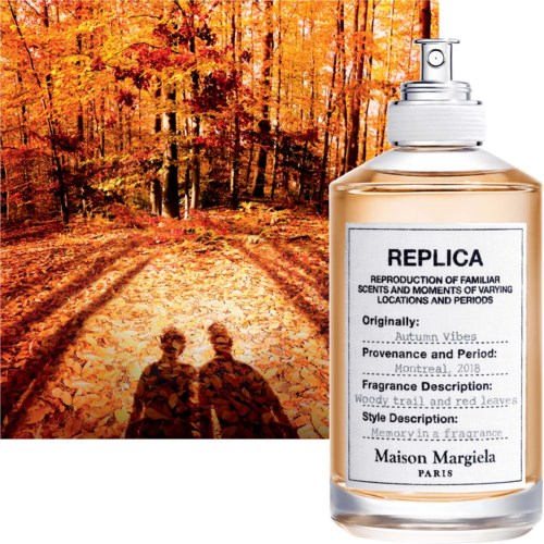 Een parfumfles met REPLICA voor een herfstbospad met herfstbladeren.