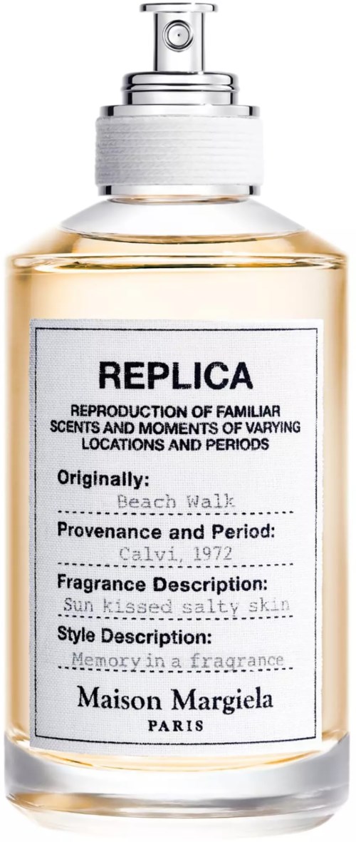 Ein Parfümflasche mit Aufdruck Replica, Sprühkopf und weißem Etikett mit Text.
