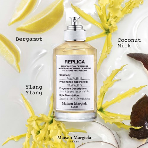 Ein Parfümflasche mit Zitronenscheiben, gelben Blumen und Kokosmilch drumherum.