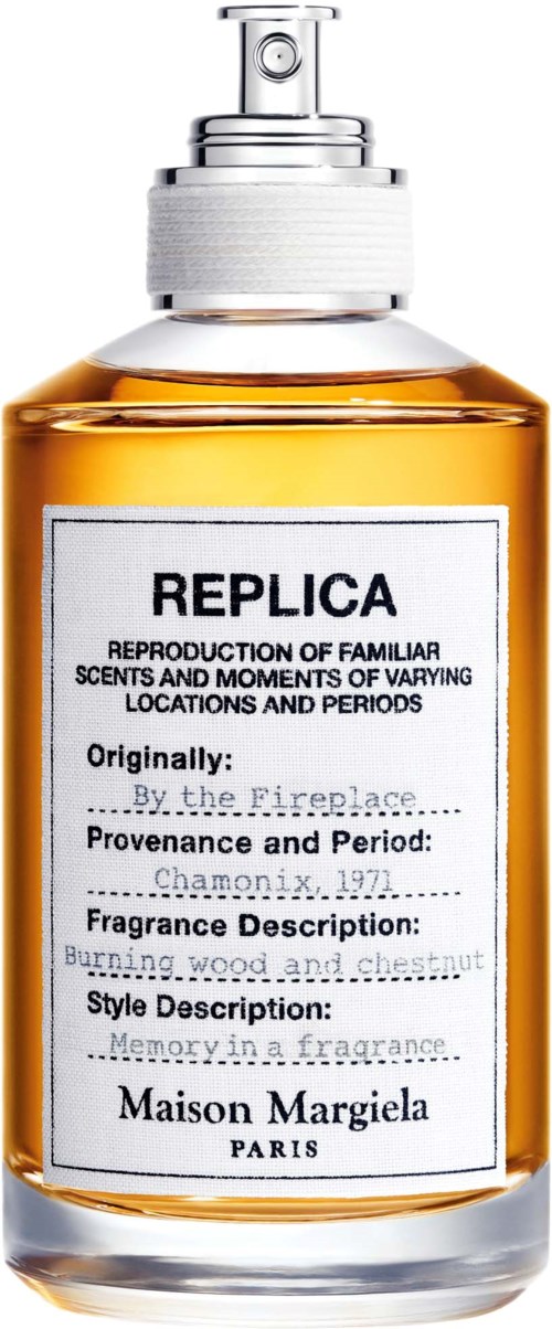 Eine Glasflasche mit Duft, gekennzeichnet REPLICA von Maison Margiela, mit einer silbernen Sprühkappe.