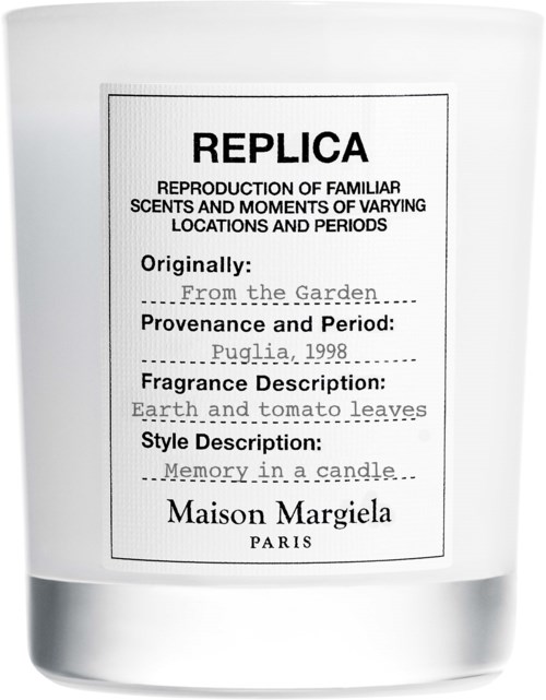 Eine Kerze mit einem Etikett, das sie als Nachbildung von Erde und Tomatenblättern beschreibt, von Maison Margiela.