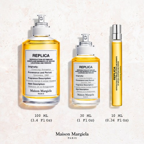 Drie Maison Margiela parfumflesjes in verschillende maten met gele en witte etiketten. Kleinste sprayfles is 10 ml.