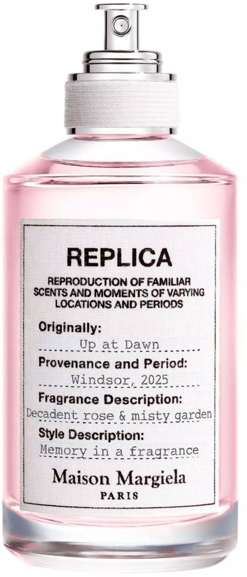 Ein Parfümflasche mit dem Label Replica von Maison Margiela, rosa gefärbt, mit Zerstäuber.