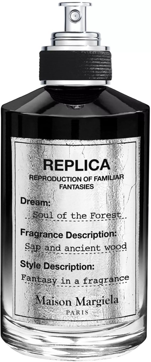 Een zwarte glazen parfumfles met spraydop, witte label met tekst over geur en stijl, van Maison Margiela.