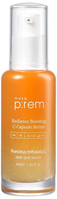 Eine orange-goldene Flasche mit Serum mit weißen Pumphahn, beschriftet als Radiance Boosting C-Capsule Serum.