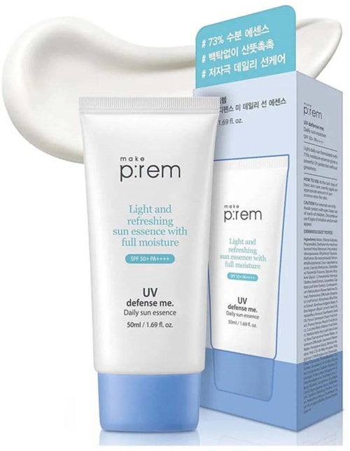 Eine Tube Sonnencreme mit blauer und weißer Verpackung, neben ihrer Schachtel und etwas Creme auf weißem Hintergrund.