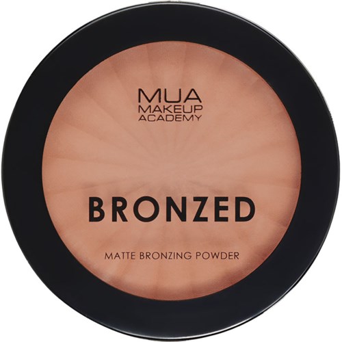 Pyöreä kompakti, jossa on vaaleanruskea jauhe, merkitty 'BRONZED' mattaisen rusketuksen aikaan, MUA Makeup Academy.