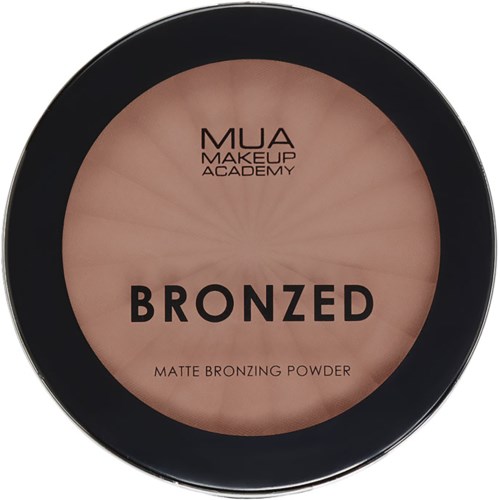 Pyöreä meikkipakkaus, jossa on vaaleanruskeaa jauhetta, ja teksti 'MUA Makeup Academy Bronzed Maite Bronzing Powder.'