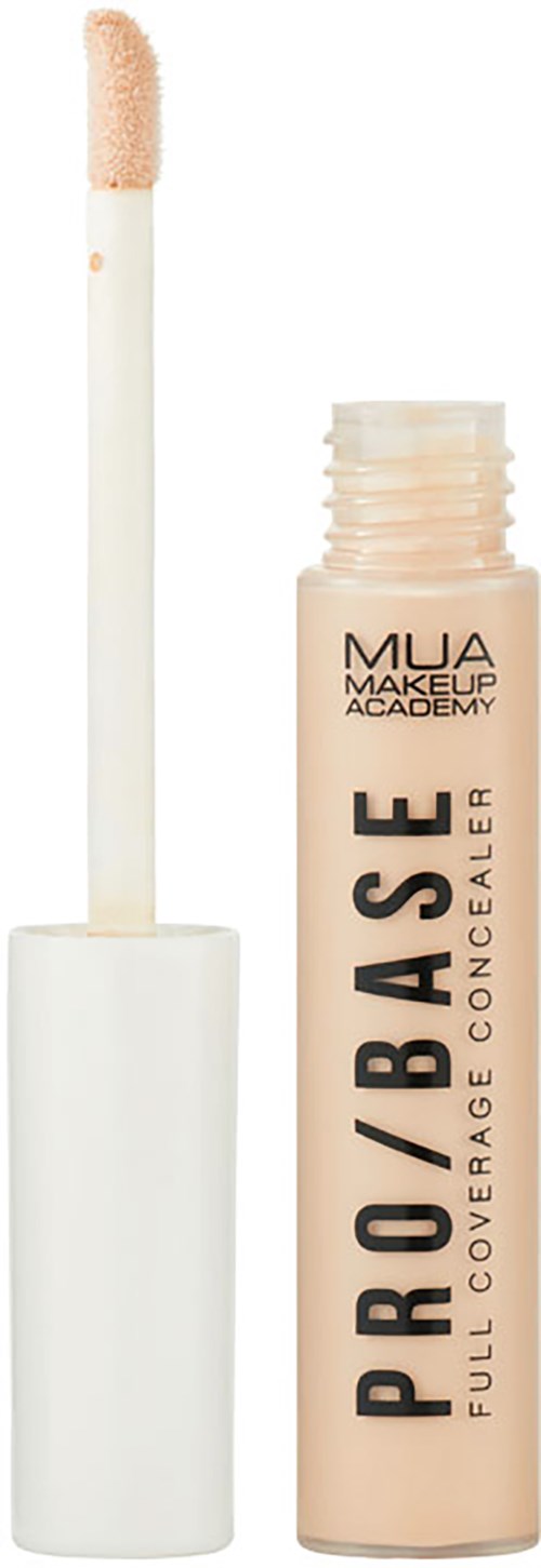 Beige nestemäinen peiteaineputki, valkoinen korkki ja levityssukalla, merkintä 'PRO BASE' ja 'FULL COVERAGE CONCEALER'.