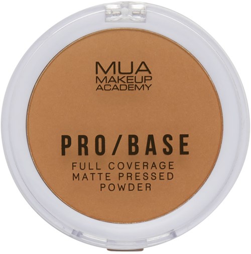 En runt kompaktbehållare med beigefärgad puder märkt "MUA Makeup Academy PRO/BASE Full Coverage Matte Pressed Powder."