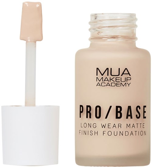 MUA-meikkipohjan pullo ja sen vieressä sienen avulla levitettävä sovellustikku, nimeltään Pro/Base Long Wear Matte Finish Foundation.