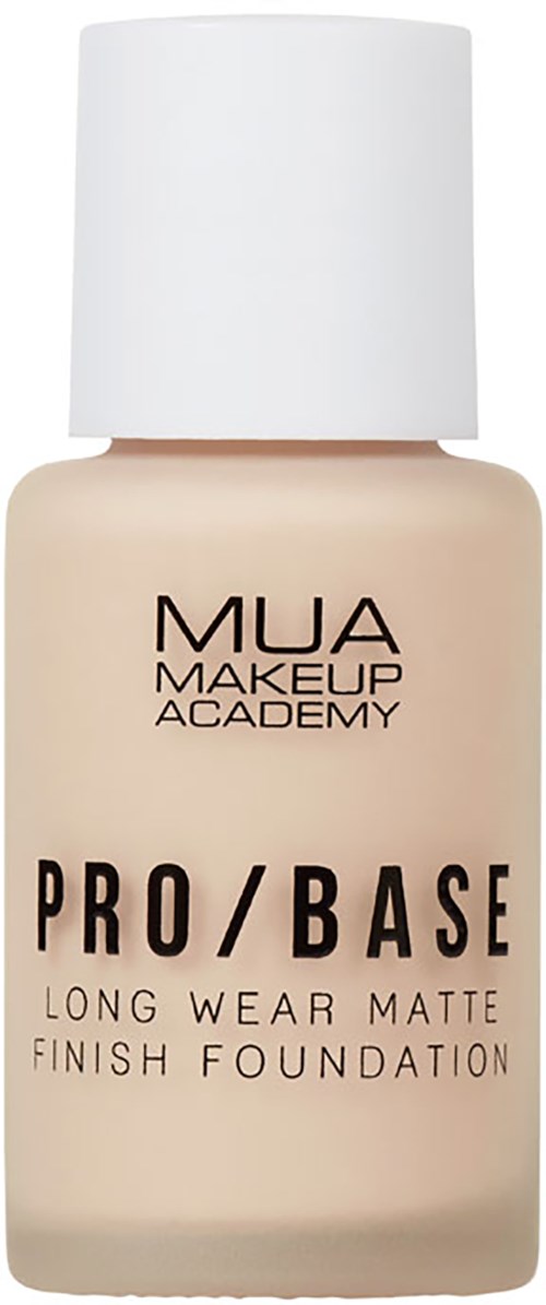 Sävyn sävyttöpullo, jossa valkoinen korkki, beigensävy ja musta teksti, nimeltään MUA PRO/BASE LONG WEAR MATTE FINISH FOUNDATION.