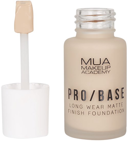 Sävyssä on tehostepohjan pullo, jossa on levittin. Siinä lukee MUA PRO/BASE Long Wear Matte Finish Foundation.
