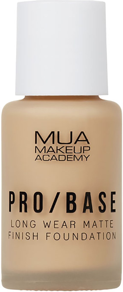 Sävyttämässä oleva meikkivoide, merkiltään MUA Pro/Base Long Wear Matte Finish, beigetä sävyllä ja valkoisella korkilla.