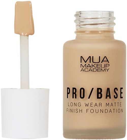 Meikkivoide pullo, jossa on applikaattori, merkitty MUA PRO/BASE Long Wear Matte Finish Foundation.