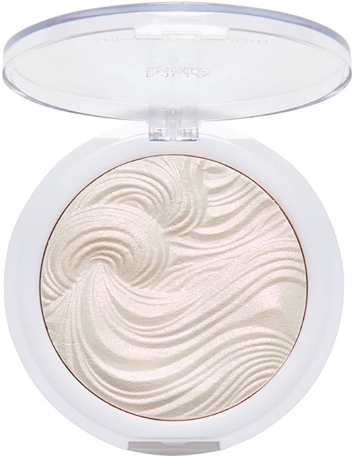 En hvit sminkpute med en virvlande mønster på beige pudder inni og et klart lokk.