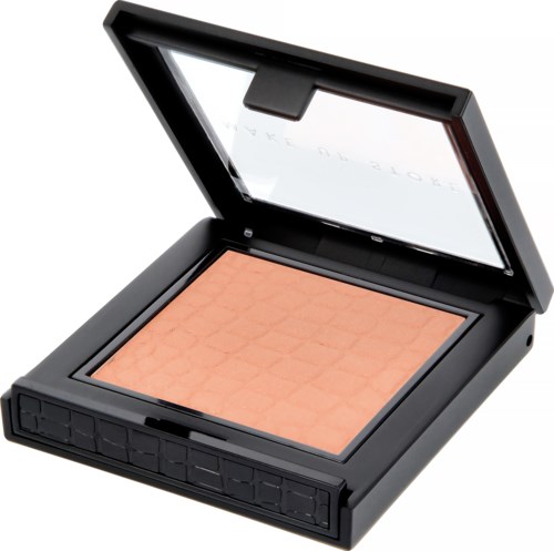 En makeup-kompakt med spegel och peach-färgad pressad puder inuti.