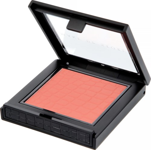 En kompakt makeuprouge med svart skal och spegel, i korallrosa nyanser med ett texturerat mönster.