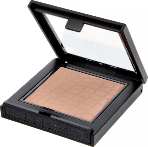 En svart kompakt med spegel och beige puder, troligen för smink eller ansiktskontroller.