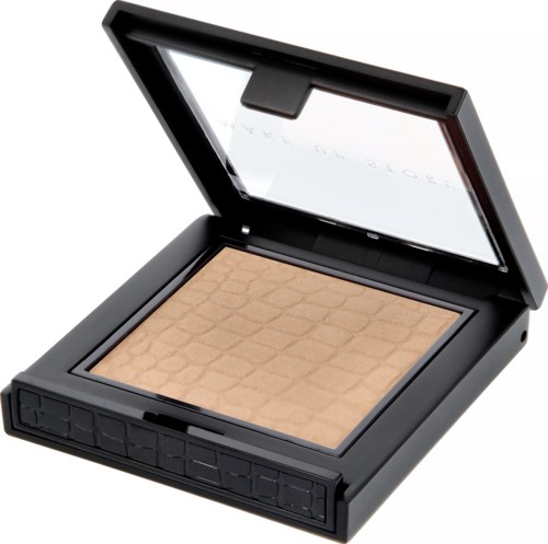En makeup-kompakt med stor spegel och beige puder inuti, för att applicera ansiktsmakeup.