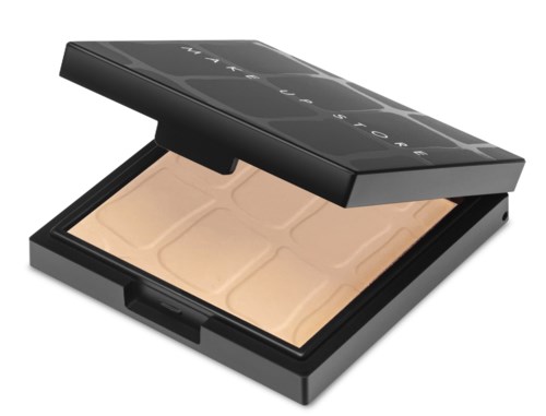 En sminkpalett med ljusbeige puder och ett svart fodral som det står 'GLAM' på locket.