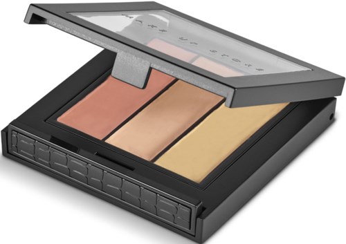 Makeuppalett med tre nyanser: rosa, beige och gult, i ett svart skal med spegel ovanpå.