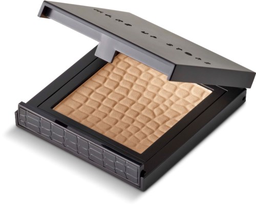 En makeuppalett med fyrkantig, texturerad beige puder och ett svart lock som delvis är öppet.