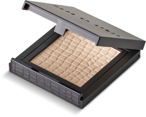 En sminkkompakt med beige pressad puder och ett svart lock, delvis öppet, visar texturerat puder inuti.