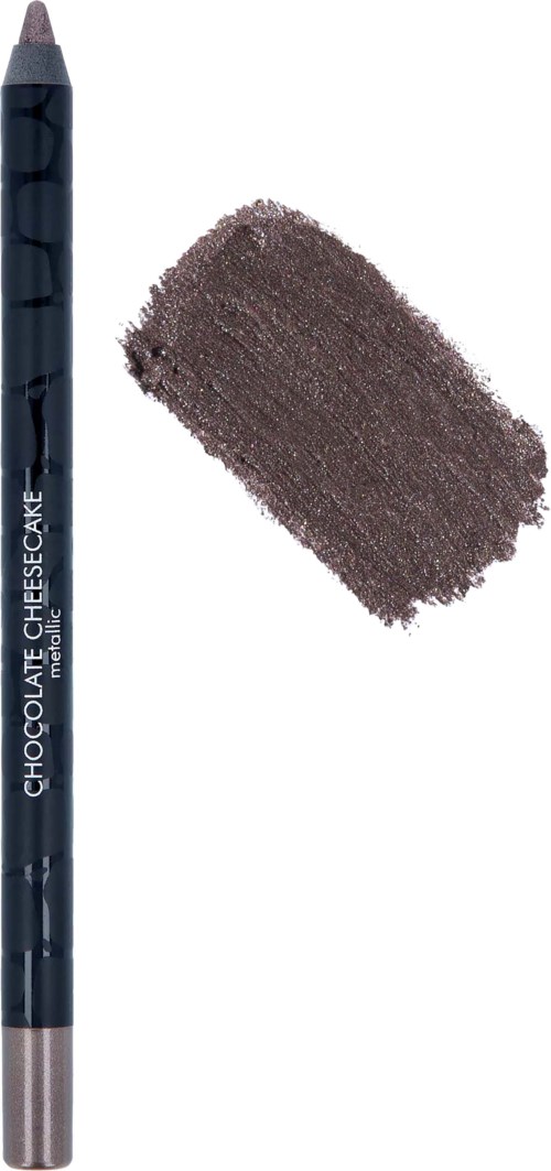 En sminkpenn med svart og sølvfarge og en strøk av mørk brun øyenskygge eller eyeliner ved siden av.