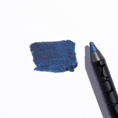 Ett blått kritstift med ett litet ångat blått bredvid på vitt papper.