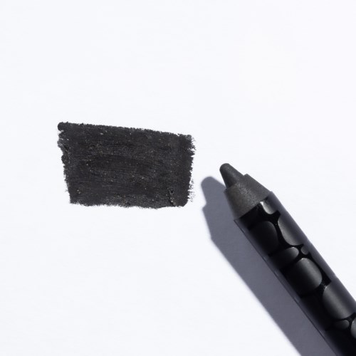 En svart marker penna ritar en liten svart rektangel på vitt papper.
