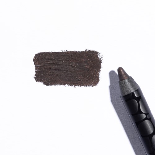 En brun eyeliner-svamp på vitt papper med en svart penna bredvid.