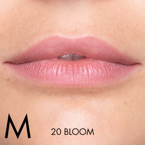 Close-up van lichte lippen met een natuurlijke look, gelabeld M 20 BLOOM.