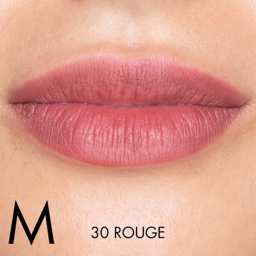 Close-up van roze lippen met matte lipstick gemarkeerd 30 Rouge, met deel van een zwarte M zichtbaar.