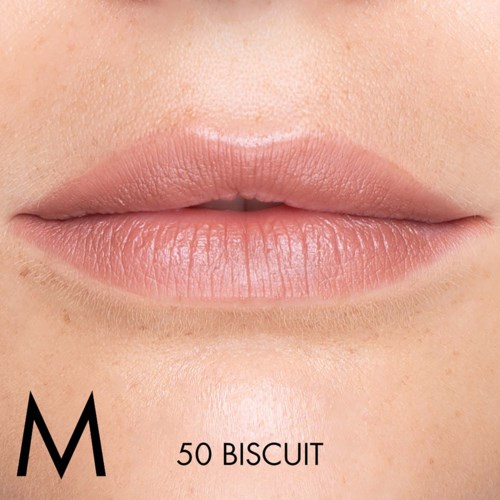 Close-up van lippen met natuurlijke roze kleur en glad uiterlijk, met tekst M 50 BISCUIT.