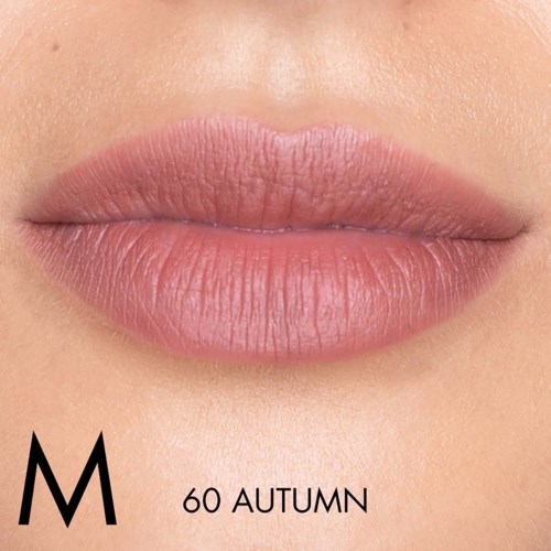 Close-up van lippen met natuurlijke roze kleur en gladde textuur, met tekst "60 AUTUMN" en een letter "M".
