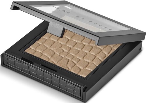 Det här är ett makeuphighlighter i förpackning med spegel och ett beige texturerat puder inuti.