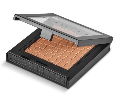 En makeup-ögonskuggspalett med spegel öppen, visar ett rutnät av orangebrun puder.