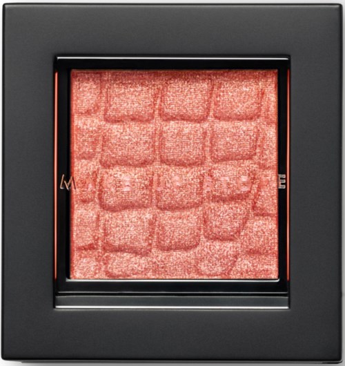 Ett svart sminkkompakt innehåller röd, texturerad pressed powder. Kompakten är fyrkantig med ett litet fönster.