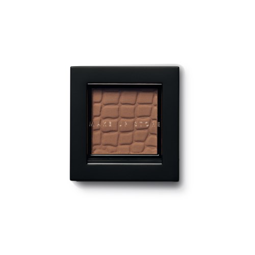 En makeup-kompakt med pressat puder i en svart kvadratisk låda.