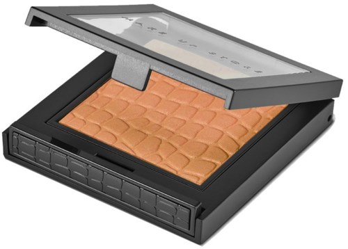 En makeup-ytliggare med spegel, innehållande bronstonad puder med ett mönster.