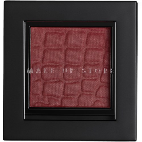 En röd make-up ögonskugga i en svart fyrkantig sminkask med ett tydligt lock. Texten "MAKE UP STORE" är tryckt inuti.